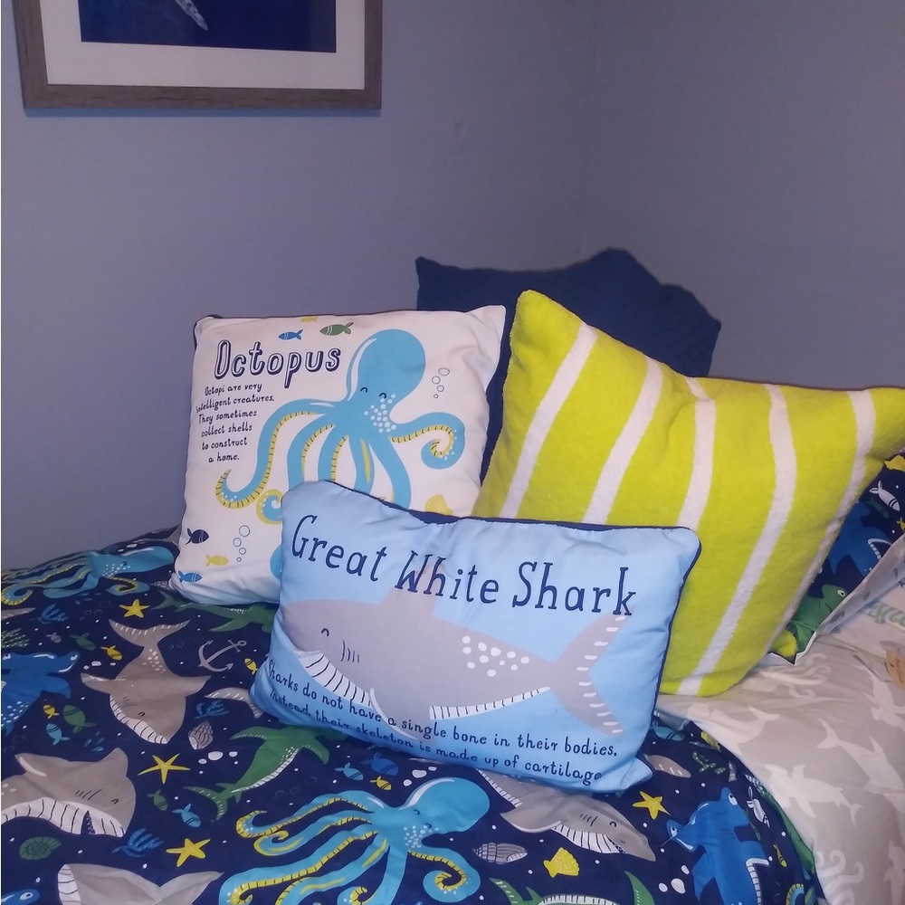 Tommy Bahama Twin Size Shark-Themed Comforter & Sheet Set & Pillows